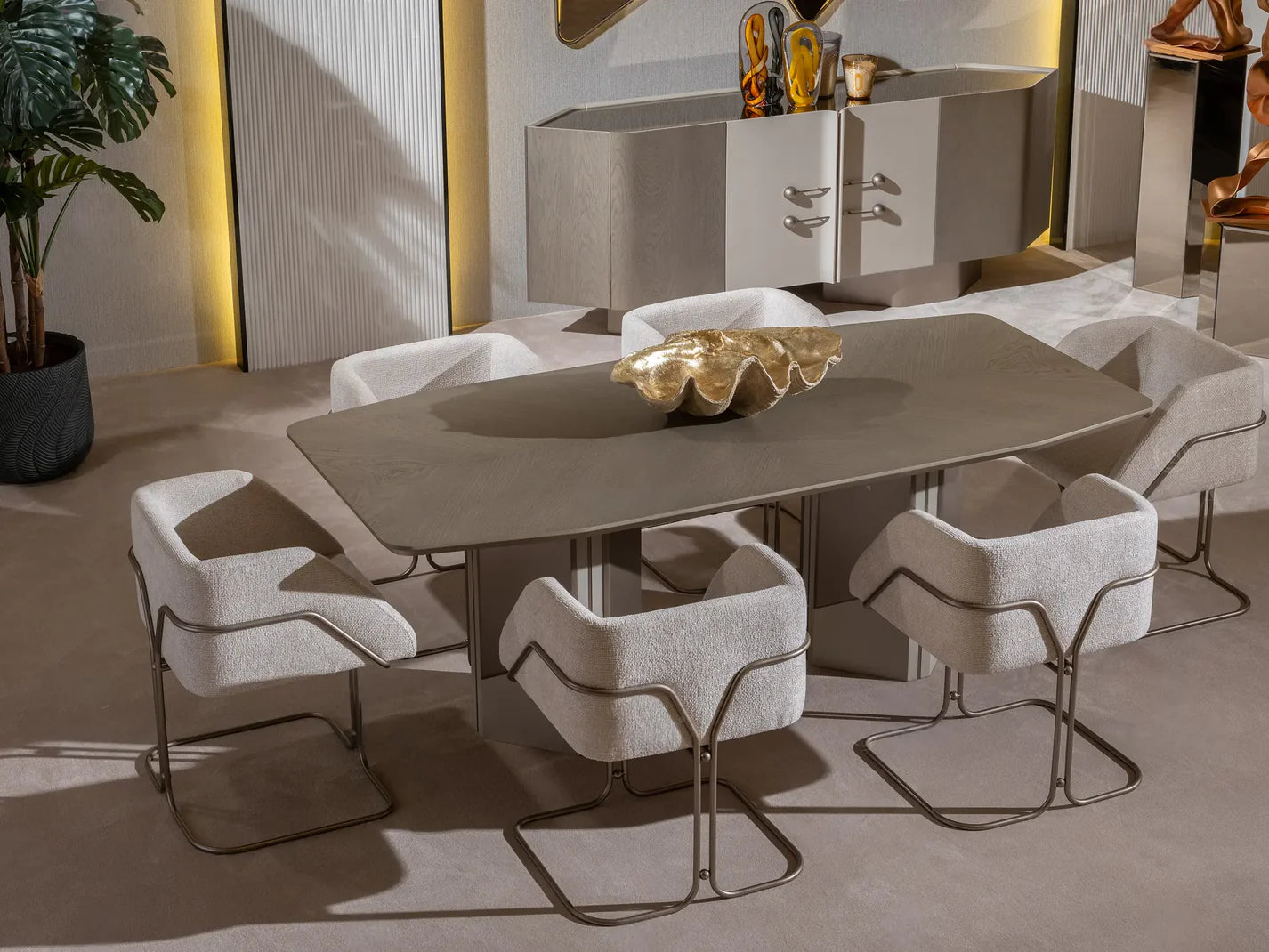 Ricamo Dining Table